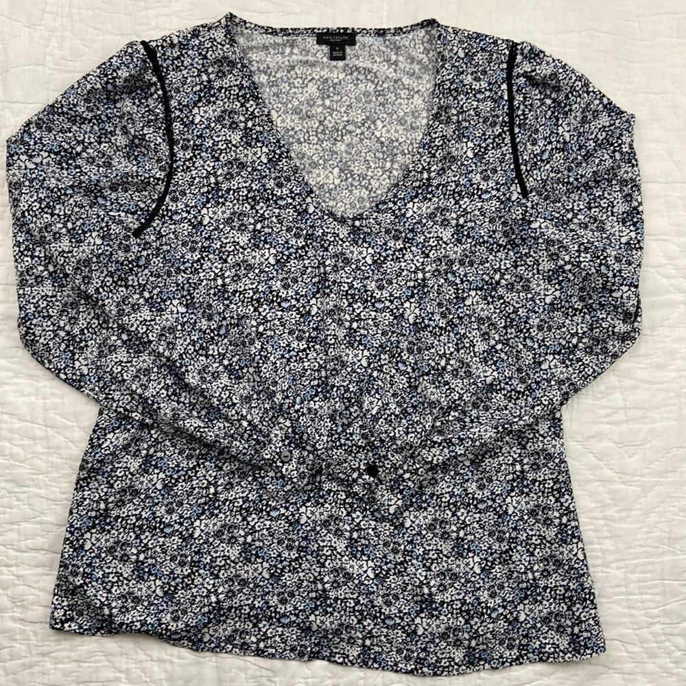 Ann Taylor Factory Floral long Sleeve V-Neck Shirt size Medium